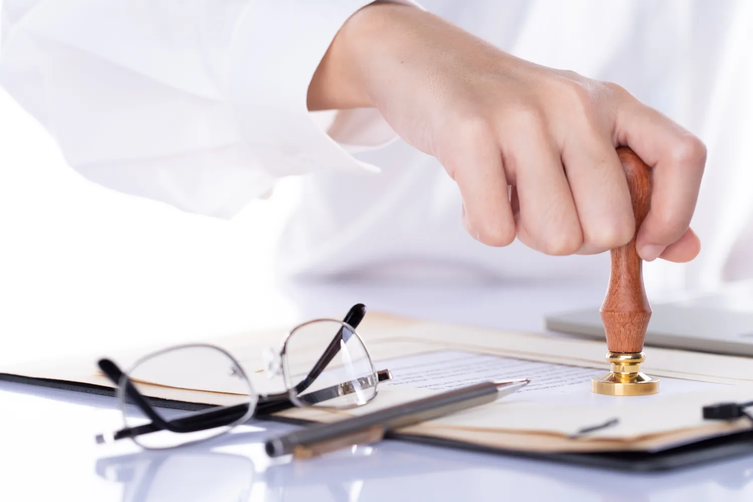 Jak sprawdzić czy notariusz ma uprawnienia?