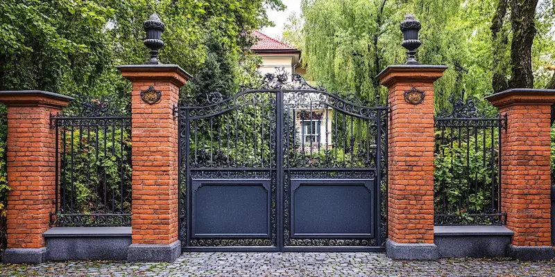 Wie pflege ich meinen Zaun aus Polen, damit er jahrelang hält?