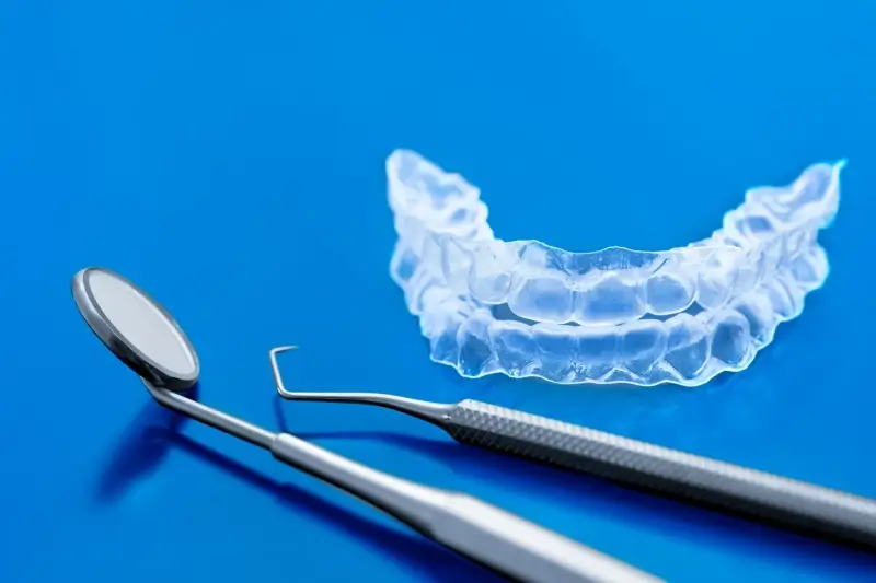 Invisalign czy zwykły aparat?